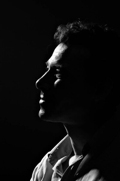 Счастливый красивый мужчина средних лет.
