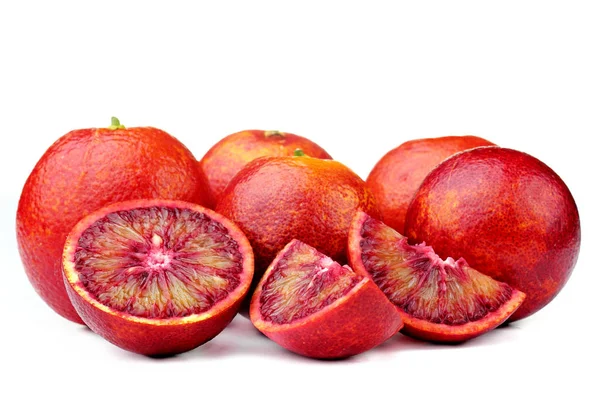 Många mogna blood orange saftiga på isolerade vit bakgrund — Stockfoto