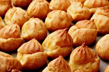 Bir sürü profiteroles(éclair) choux pasta Fransız tatlı. Seçici odak