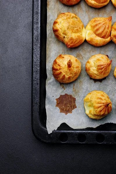 Profiteroles cozidos na bandeja pronta para croquembouche. Vista superior. Espaço de cópia — Fotografia de Stock