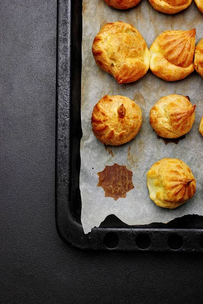 Profiteroles cozidos na bandeja pronta para croquembouche. Vista superior. Espaço de cópia — Fotografia de Stock