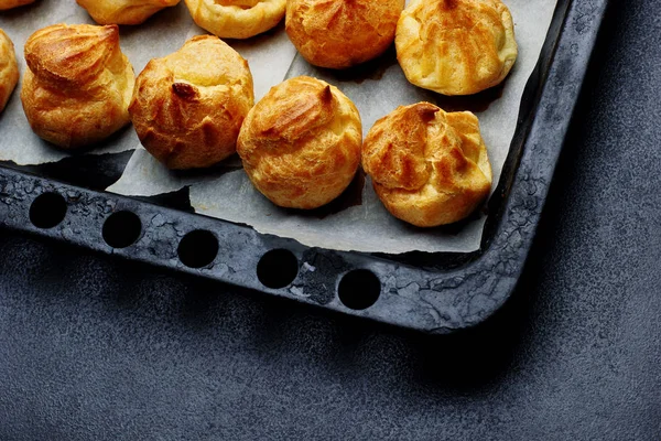 Gebakken soesjes op dienblad klaar voor croquembouche. Bovenaanzicht. Kopieer ruimte. Selectieve aandacht — Stockfoto