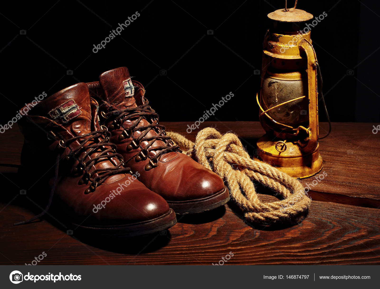 Stillleben Mit Reisen Stiefel Alte Laterne Kerosin Lampe Stillleben Mit Reisen Stiefel Alte Laterne Kerosin Lampe