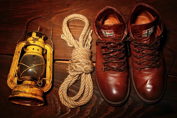 トラベル ブーツ、古い latern 灯油ランプおよび船員は、木製の背景にロープします。トップ ビュー — ストック写真