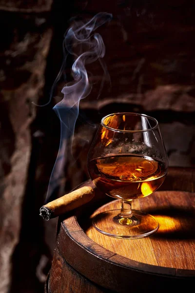 Cognac et cigare sur vieux fût de chêne . — Photo