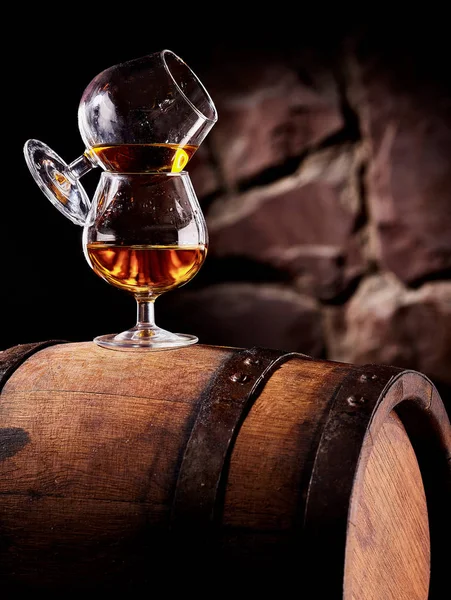 Glas cognac op het oude houten vat — Stockfoto