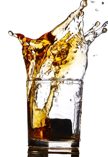 Skvätt whiskey isolerade på vitt. Begreppet alkohol splash — Stockfoto