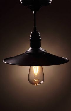 Endüstriyel kolye lamba duvara. Çatı katı iç. Edison ampul.