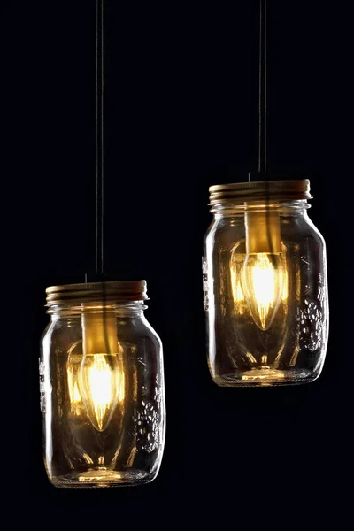 Två rustik vintage design stil lampa i burk hängande lampor på svart bakgrund. — Stockfoto