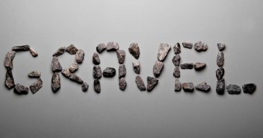Çakıl gri arka plan üzerinde gelen mektuplar. Gravel.Copy alanı yazdı