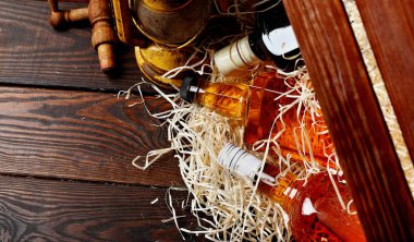 Viski şişeleri. Posterous, ters vintage viski ahşap kapsayıcılarını kutusu, gaz fener stili yağ lambaları, ahşap varil. Natürmort. Space.top görünüm Kopyala