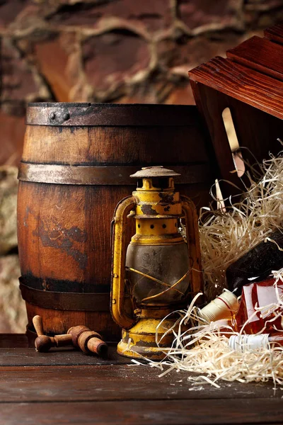 Whisky flessen. Posterous, omgekeerde vintage whiskey houten emballage box, kerosine lantaarn stijl olielampen, houten vat. Stilleven. Kopiëren van ruimte. — Stockfoto