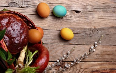 Paskalya yumurtaları yakınındaki willow.copy space.top gıda dalları ile geleneksel Paskalya sepeti göster