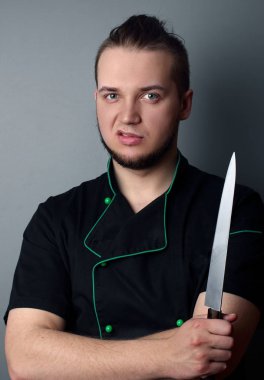Kızgın Şef bıçak üzerinde gri bakcground ile. Chef.Portrait