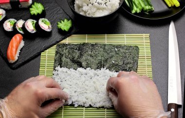 Suşi ve rulo, üstten görünüm yapma süreci