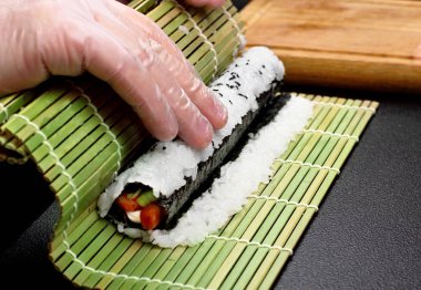 aşçı rulo closeup doldurma ile nori yaprak döner