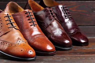 Moda klasik erkek tonları kahverengi oxford brogues cilalı. Seçici odak