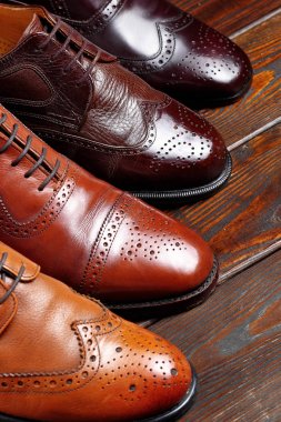 Moda klasik erkek tonları kahverengi oxford brogues cilalı. Seçici odak