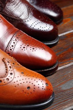 Moda klasik erkek tonları kahverengi oxford brogues cilalı. Seçici odak