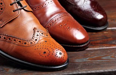 Moda klasik erkek tonları kahverengi oxford brogues cilalı. Seçici odak
