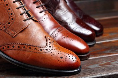 Moda klasik erkek tonları kahverengi oxford brogues cilalı. Seçici odak