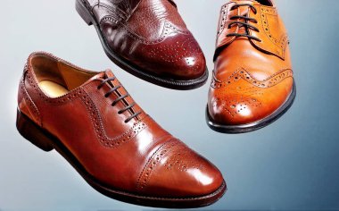 Moda klasik erkek kahverengi oxford brogues tonları kahverengi oxford brogues cilalı. Conept uçan ayakkabı. Gri background.closeup