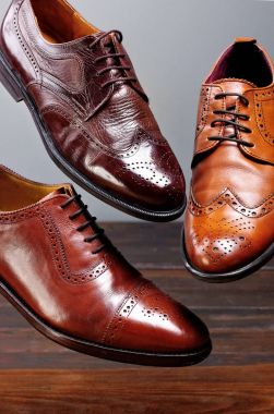 Moda klasik erkek kahverengi oxford brogues tonları kahverengi oxford brogues cilalı. Conept uçan ayakkabı. Portre