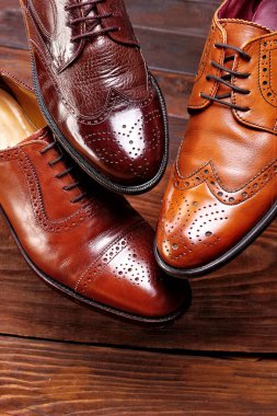 Moda klasik erkek kahverengi oxford brogues tonları kahverengi oxford brogues cilalı. Conept uçan ayakkabı. Portre
