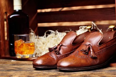 Kahverengi brogues. Şişe ve glas ahşap box.top görünümünde defocused viski viski. Kopya space.selective odak