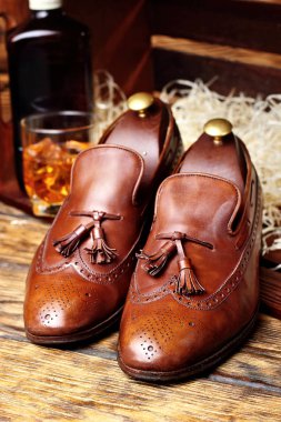 Kahverengi brogues. Şişe ve glas ahşap box.top görünümünde defocused viski viski. Kopya space.selective odak