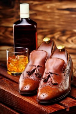 Kahverengi brogues. Şişe ve glas ahşap box.top görünümü üzerinde defocused viski viski. Kopya alanı