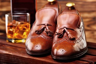 Kahverengi brogues. Şişe ve glas ahşap box.top görünümü üzerinde defocused viski viski. Kopya space.selective odak