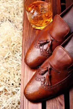 Kahverengi brogues. Şişe ve glas viski viski ahşap box.top görünümünde. Kopya alanı