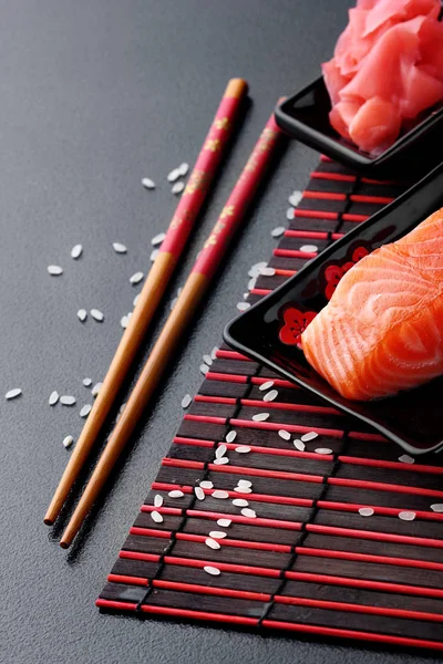 Losos filet. Ingredience pro přípravu sushi na černém pozadí a rohlíky. jídlo na pozadí. Chopsticks.Japanese styl. Copyspace — Stock fotografie