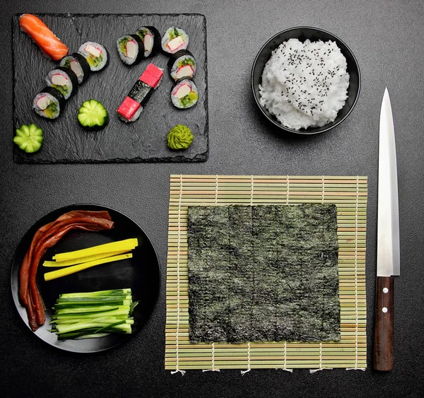 Ингредиенты для суши на каменном столе — стоковое фото