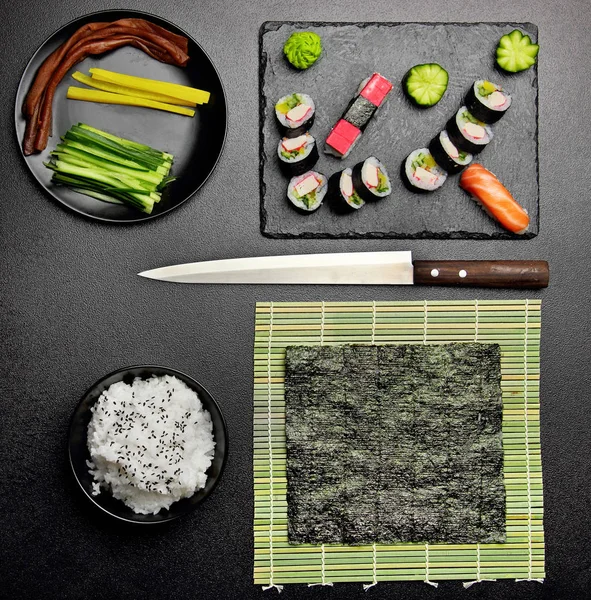 Colpo aereo di ingredienti per sushi su tavolo di pietra — Foto Stock