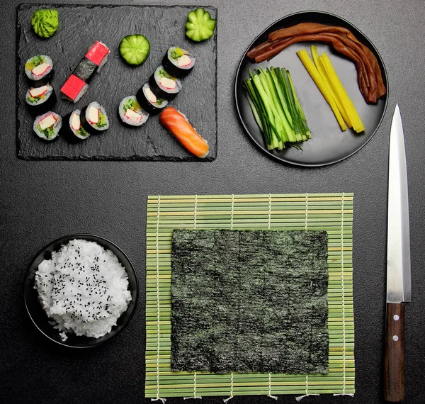 Ингредиенты для суши на каменном столе — стоковое фото