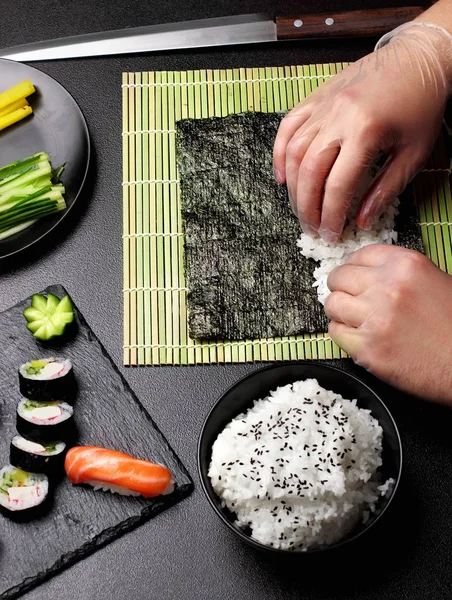 Процесс приготовления суши и роллов. — стоковое фото