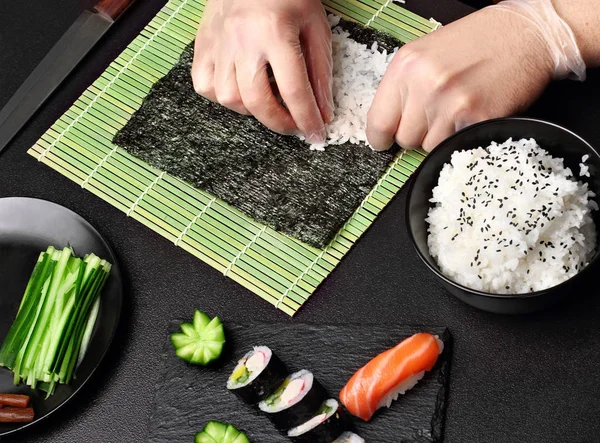 Il processo di produzione di sushi e roll.Proffessioanl chef in restraunt — Foto Stock