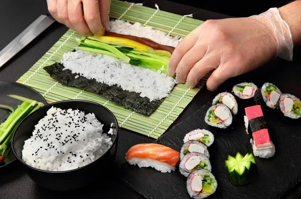 Процесс приготовления сырых макки с огурцом из суши-ролла — стоковое фото