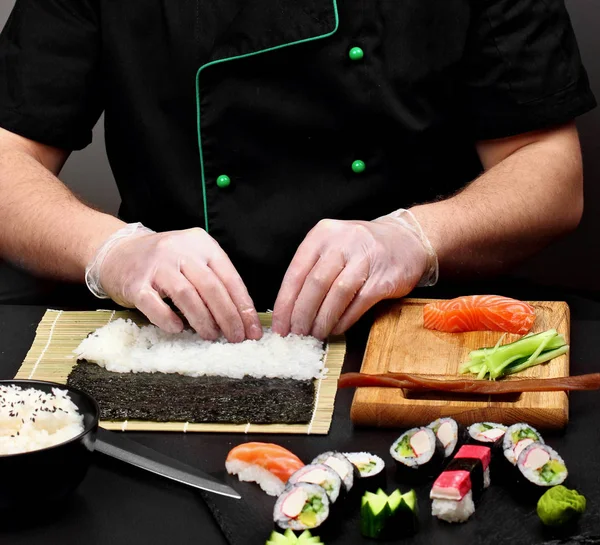Шеф-повар готовит суши Суши-ролл процесс приготовления сырых макки свежих морепродуктов суси . — стоковое фото