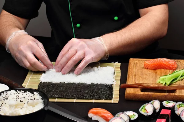 Шеф-повар готовит суши Суши-ролл процесс приготовления сырых макки свежих морепродуктов суси . — стоковое фото