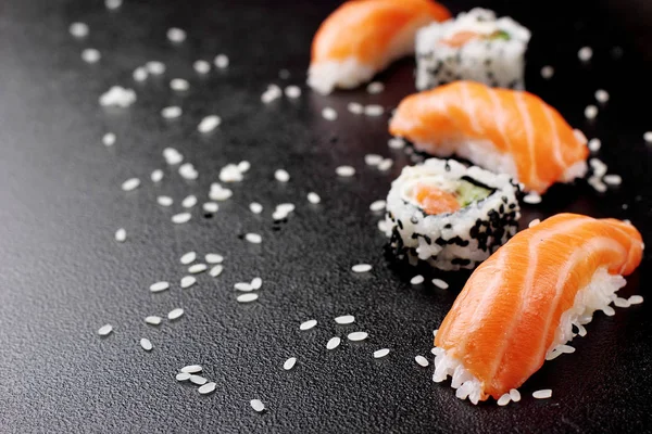 Sushimi nigiri Sushi z łososiem i roll sushi philadelhia. Na kamienne podłoże. Kopiować miejsca. Sushi menu. Japoński żywności. — Zdjęcie stockowe