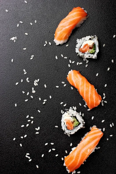 Sushimi nigiri Sushi z łososiem i roll sushi philadelhia. Na kamienne podłoże. Kopiować miejsca. Sushi menu. Japoński żywności. Widok z góry — Zdjęcie stockowe