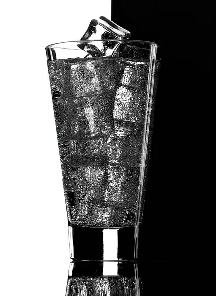 Verre d'eau minérale gazéifiée avec glace. Fond noir et blanc — Photo