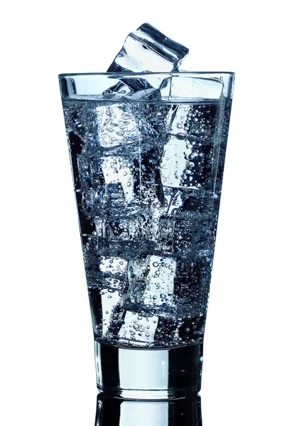 Szkło wody mineralnej gazowanej z lodem — Zdjęcie stockowe