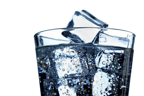 Glas Mineralwasser mit Kohlensäure und Eis.Nah.Isoliert — Stockfoto