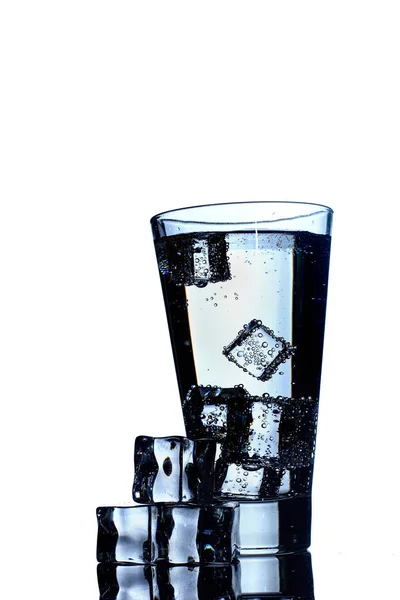 Vaso de agua mineral carbonatada con hielo —  Fotos de Stock