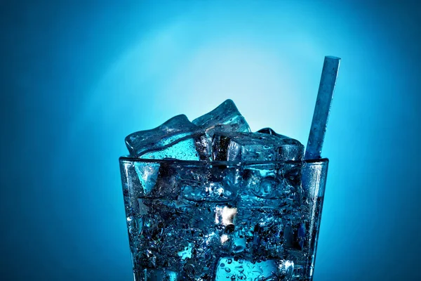 Cóctel con ginebra y limón con hielo sobre fondo azul.Copiar espacio —  Fotos de Stock