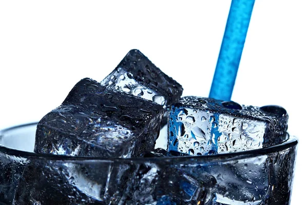 Cubos de hielo de fusión transparente en vaso de agua con gotas. Primer plano —  Fotos de Stock